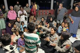 Polwan Polres Buru lakukan trauma healing terhadap anak korban banjir Desa Grandeng