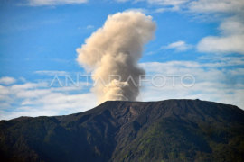 Status Gunung Marapi turun menjadi waspada Page 1 Small