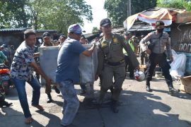 Penataan Pasar Loak Dupak Rukun Surabaya dilakukan bertahap