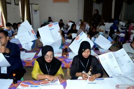 KPU Gorontalo sortir dan kemas surat suara untuk PSU