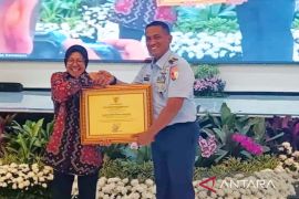 Bantu salurkan bansos, Danlanud Pattimura dapat penghargaan Kemensos