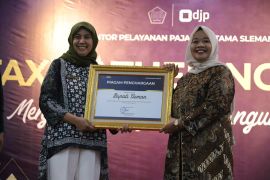 Bupati Kustini raih penghargaan atas penerimaan negara dari KPP Pratama