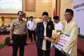 Baznas Kota Madiun salurkan bantuan untuk marbot masjid dan anak yatim