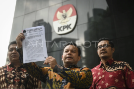 Tim hukum PDIP laporkan penyidik KPK ke Dewas Page 1 Small