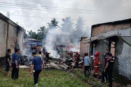 Pemkab Agam kerahkan lima armada padamkan api bakar empat warung