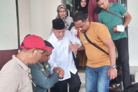 Mantan Gubernur Malut AGK jatuh sakit dalam ruang sidang di pengadilan tipikor Ternate
