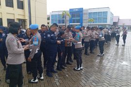 Propam Polda Maluku periksa telepon genggam anggota berantas judi dan pinjol