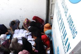 Seragam sekolah gratis Pemdes Kepatihan Jombang