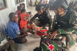 Satgas TNI periksa kesehatan warga Agandugume Kabupaten Puncak