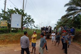 Warga segel kantor perusahaan sawit di Kalbar