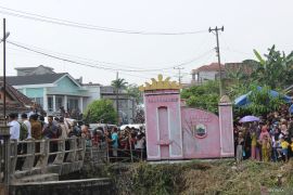 Ribuan warga berjejer sambut kedatangan Presiden Jokowi di Palas