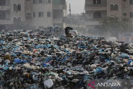 Ribuan ton sampah menumpuk di Gaza ancam nyawa pengungsi