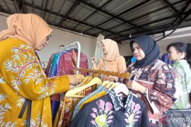 Babel gaungkan cinta batik tenun cual