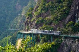 Kereta tebing listrik di China bawa pengunjung "melayang" di udara