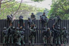 Ketangkasan halang rintang prajurit Korps Marinir