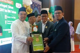 Sekda Belitung terima IKADI Belitung Award 2024