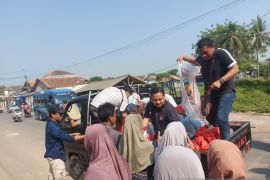 Mantan Wali Kota Tangerang bagikan 100 ton beras pada warga