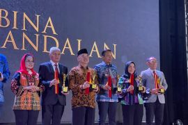 Pj Wali Kota Mojokerto terima penghargaan Pembina Koperasi Andalan