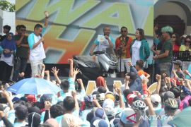 Ribuan warga jalan sehat kelilingi Kebun Raya Bogor