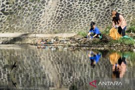 Aksi bersih sungai Cikapundung di Bandung