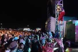 Kemeriahan Festival Tambua Tansa, Upiak Isil panjat panggung