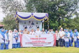 Jamaah BKMT Angkola Timur aminkan ketika ustadz Hidayat doakan hajat Dolly Pasaribu agar diijabah