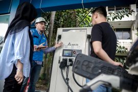FOTO - Petugas PLN bantu pengisian baterai mobil listrik di Banjarbaru