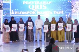 BI beri bantuan QRIS bagi kelompok tani wanita di Aceh, begini manfaatnya