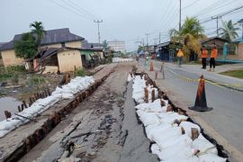 Jalan rusak diterjang longsor di Inhil mulai diperbaiki