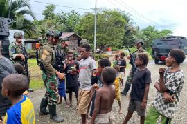 Satgas Yonif 6 Marinir membangun komunikasi bersama anak-anak di Dekai