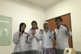 Mahasiswa UBB ciptakan pelembab bibir dari buah keramunting, limbah jeruk kunci dan madu pelawan