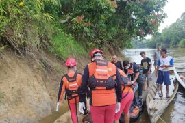 Tim Basarnas evakuasi jasad korban tenggelam di Belatung Kapuas Hulu Kalbar