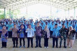 Pemkab HST salurkan 5.000 itik guna atasi kemiskinan ekstrem