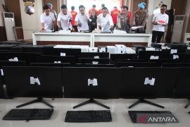 Polrestabes Surabaya ringkus bandar judi slot beromzet Rp1 miliar per bulan