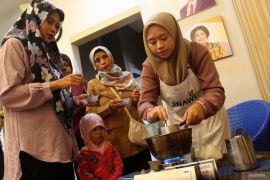 Pelatihan pembuatan lilin aroma terapi di Malang