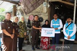 Kejari Aceh Barat bantu warga miskin dapatkan sarana listrik gratis