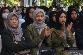 Wali Kota Surabaya minta penerima "Beasiswa Tangguh" hadirkan inovasi berdampak