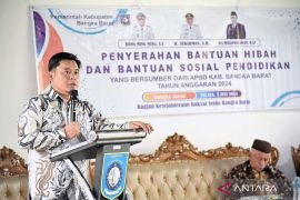 Bangka Barat serahkan hibah yayasan dan lembaga Rp4,797 miliar