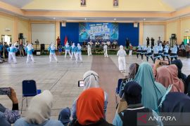 Ribuan "emak-emak" ikuti lomba senam "Bunga Rassa Ate" yang lagi viral di situbondo