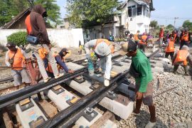 Penggantian wesel kereta api di Kediri