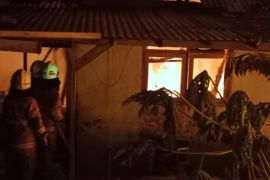 Lupa matikan kompor, lapak pemulung di Pondok Pinang habis terbakar
