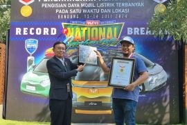 Catatkan Rekor MURI! "Charging" mobil listrik terbanyak di satu lokasi, lolaborasi PLN-Komunitas WEVI di Bandung