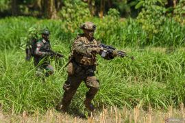 Marinir Indonesia-Amerika latihan gerakan maju untuk kontak