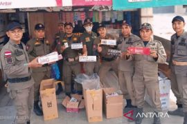 Petugas Satpol PP Aceh Barat sita 1.482 bungkus rokok ilegal dari pedagang