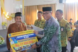 221 keluarga penerima manfaat di HSS terima bansos PRS