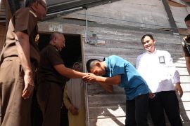 PLN-Kejati terangi sebanyak 77 rumah keluarga kurang mampu