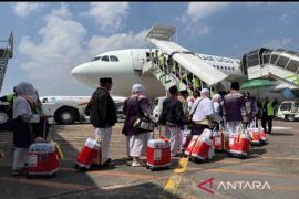 Kepulangan Jamaah Haji Tapsel delay hingga 16 jam, Garuda Indonesia minta maaf