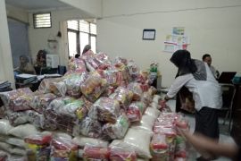 Penyandang disabilitas di Mataram dapat bantuan paket sembako