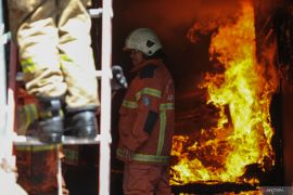 Kebakaran toko mebel di Surabaya