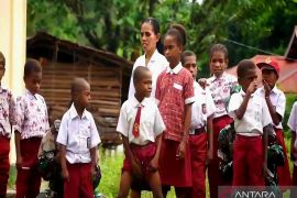 Satgas Yonif 133/YS jalin persahabatan dengan anak sekolah di Maybrat